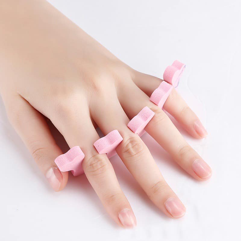 Hold the finger separator with the foam layer, separate the fingers, and prevent the colored lipstick from getting on the nails.