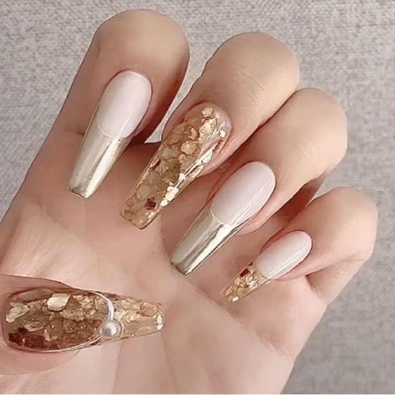 Beautiful 3D shattered glass nail set. The set includes 6 full bottles, suitable for decorating on any nail background.